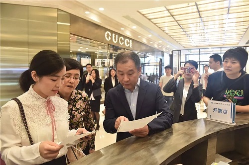 市局马正文局长到企业调研首日开票 市局马正文局长到企业调研首日开票